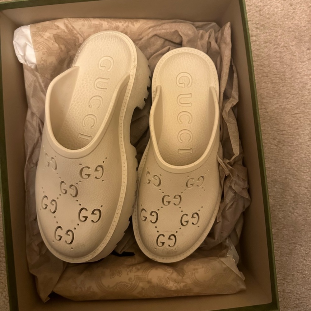 Gucci rubber flat forms